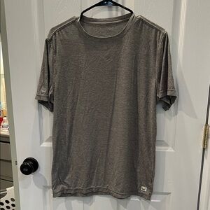 Men's Gray T-Shirt Vuori like new